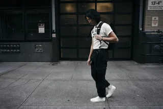 走在大楼旁边的女人