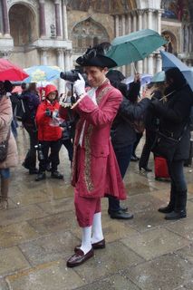 意大利，威尼斯，圣马可广场，狂欢节面具，威尼斯，真人，雨伞，一群人