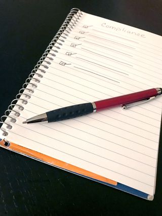 合规性、笔、记事本、检查表、政策、列表、文档、静物画
