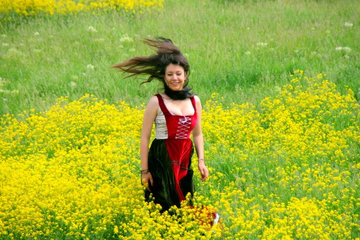 田地，花朵，黄色，女孩，人类，活动，一个人，植物