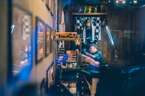 男子手持纹身机