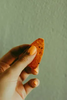 持有墨西哥玉米片的人 持有墨西哥玉米片的人