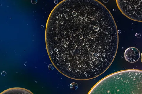 水中油, 油眼, 液体, 摘要, 质地, 宏观, 油, 关闭 水中油, 油眼, 液体, 摘要, 质地, 宏观, 油, 关闭