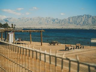 水体旁野餐桌的照片