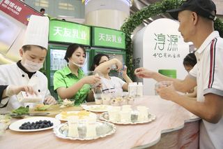 好的，很好，很好，一群人，成年人，男人，年轻人，食物和饮料