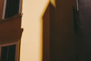 黄色墙上的阴影