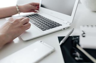 在家里桌上放着笔记本电脑的工作场所