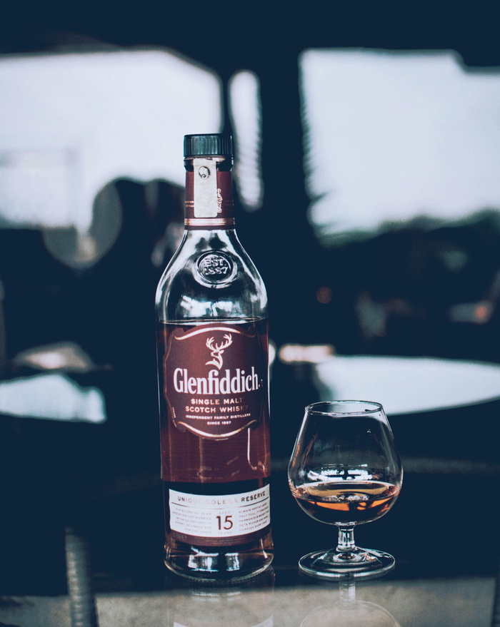 酒杯旁的Glenfiddich酒瓶