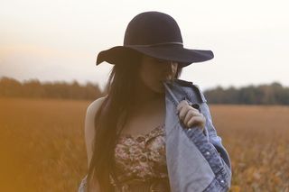 选择性聚焦拍摄一名女子咬着她的牛仔夹克