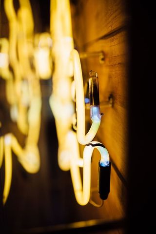 黄色霓虹灯，室内，无人，特写，食物和饮料，金属，黄色，聚焦前景