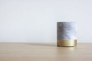 木制灰色和金色金属装饰