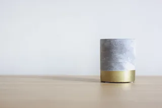 木制灰色和金色金属装饰