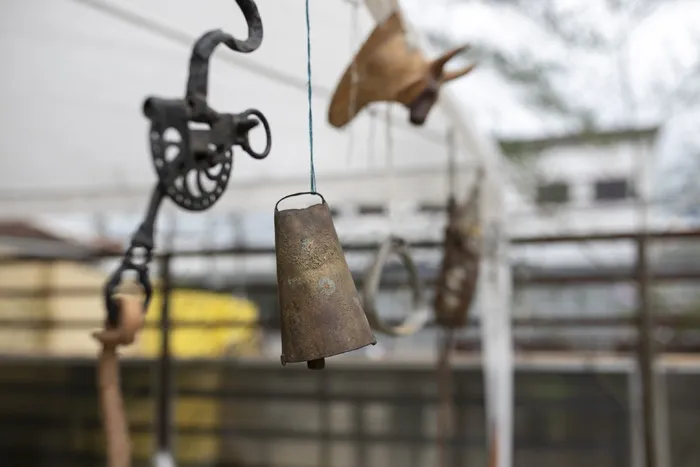 悬挂，金属，聚焦前景，无人，白天，特写，链式，户外