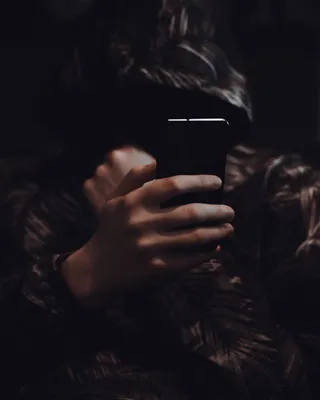 手持智能手机的人的选择性聚焦摄影