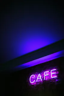 咖啡厅霓虹灯标牌安装在墙上 咖啡厅霓虹灯标牌安装在墙上
