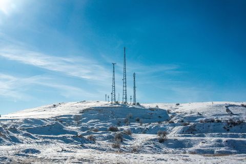 白天晴朗蓝天下的三座灰色塔楼