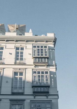 白色建筑的低角度拍摄