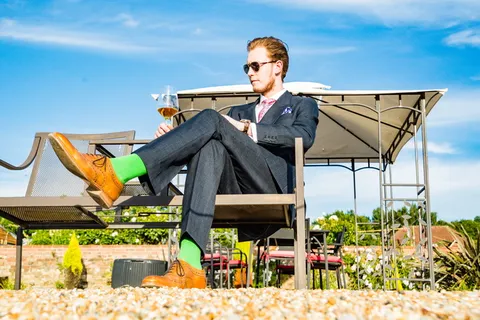 带酒杯的优雅男士