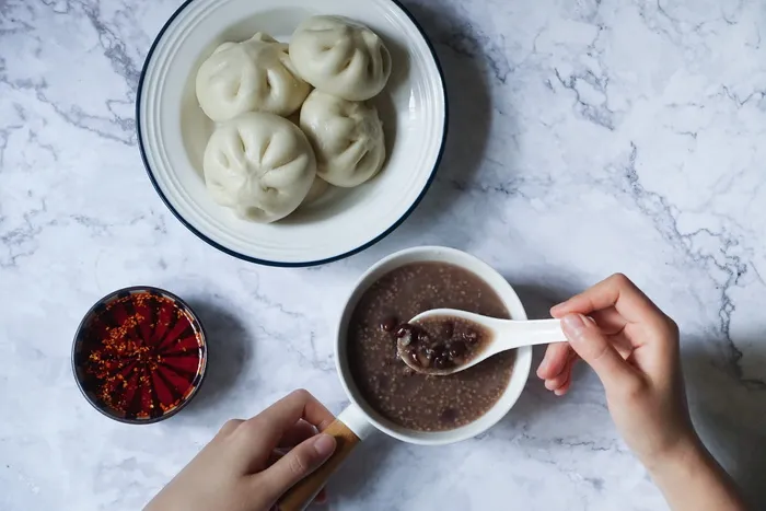 圆形白色陶瓷碗