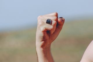 带戒指的右手拳