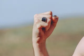 带戒指的右手拳