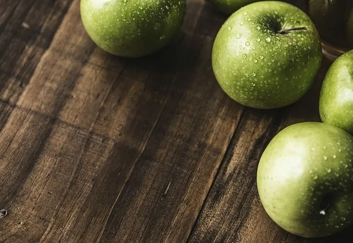 绿色，苹果，木板，苹果，食品摄影，绿色苹果，水果，木桌