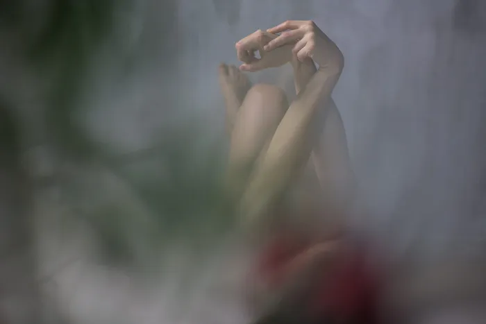 白雪覆盖的女人，无标题，舞蹈，模糊，女人，手，手指，动作