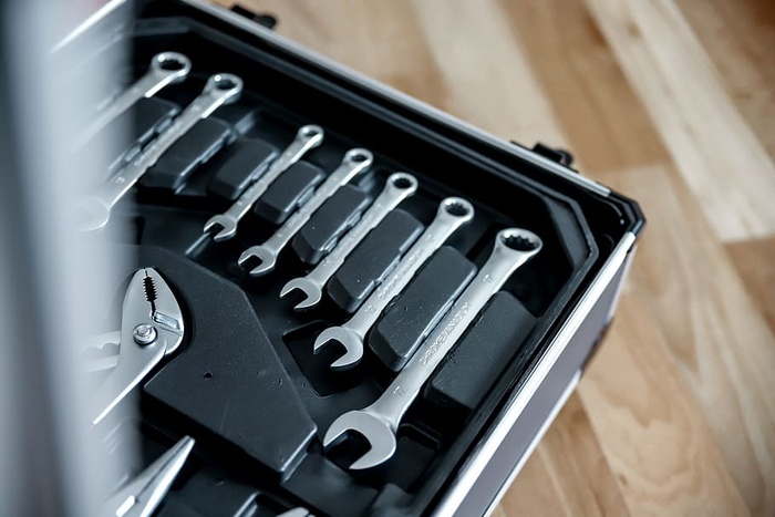 打开行李箱里的一套工具