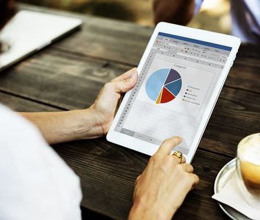 使用白色平板电脑的人