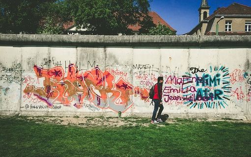 人，走，旁边，墙，画，人，红，黑