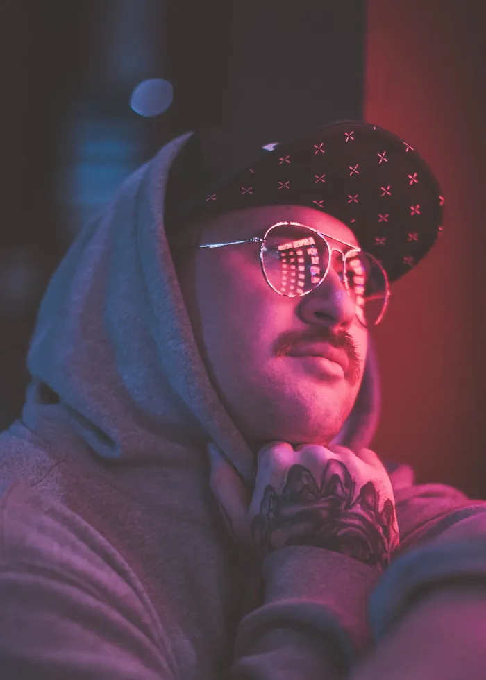 面朝侧面的陌生人