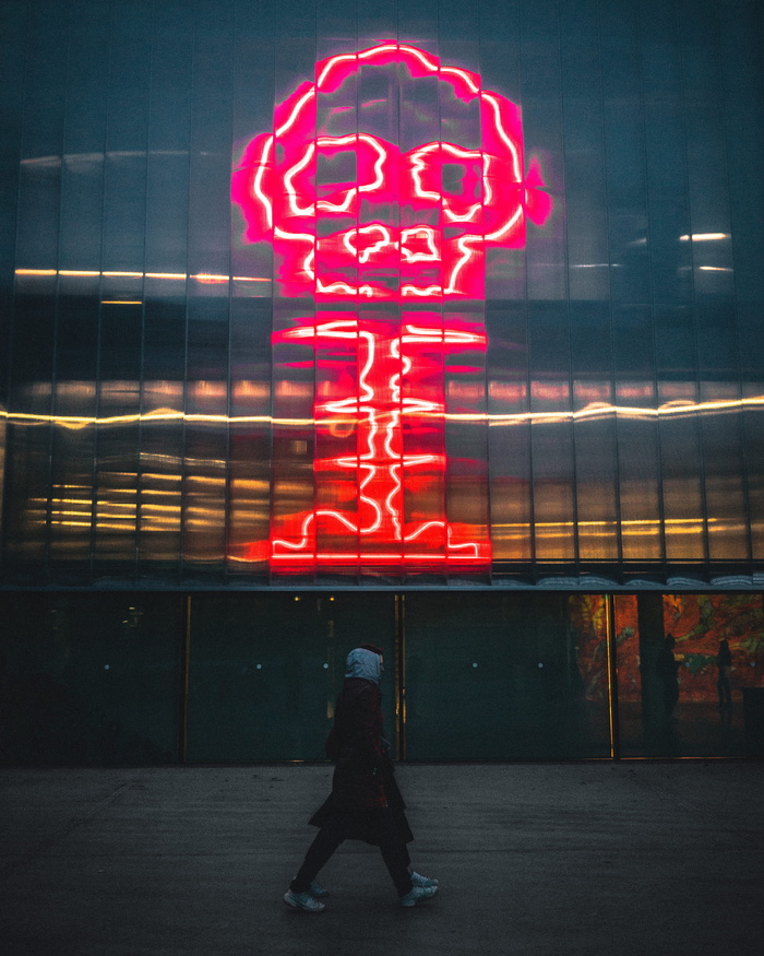 穿着黑色外套的人在夜间行走