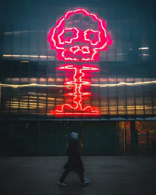 穿着黑色外套的人在夜间行走