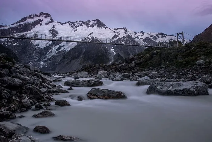 新西兰雪山的风景照