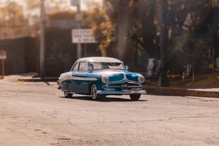 公路上的经典蓝色汽车