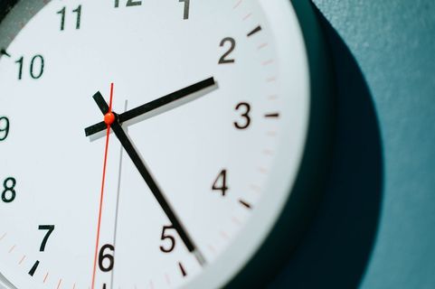 显示 02:24 的模拟挂钟 显示 02:24 的模拟挂钟