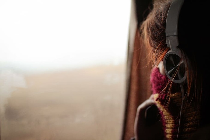 肤浅，聚焦摄影，女人，耳机，人，脸，墙，人