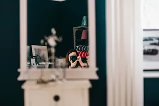 穿着粉红色衣服拿着相机的女人