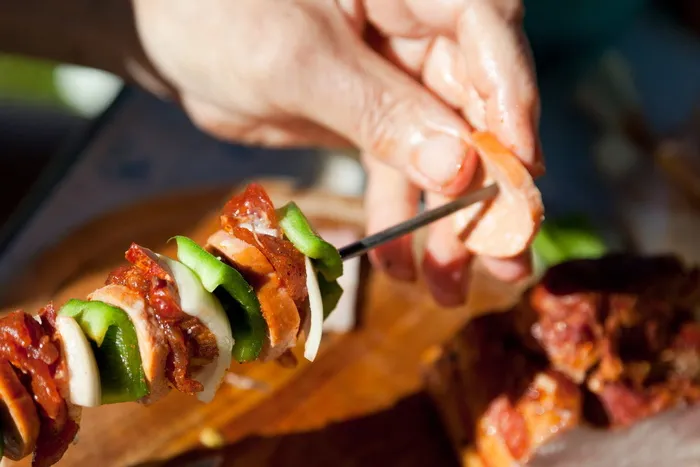 人，制作，串菜，烧烤，烧烤，牛肉，鸡肉，准备