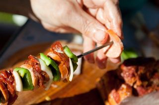 人，制作，串菜，烧烤，烧烤，牛肉，鸡肉，准备