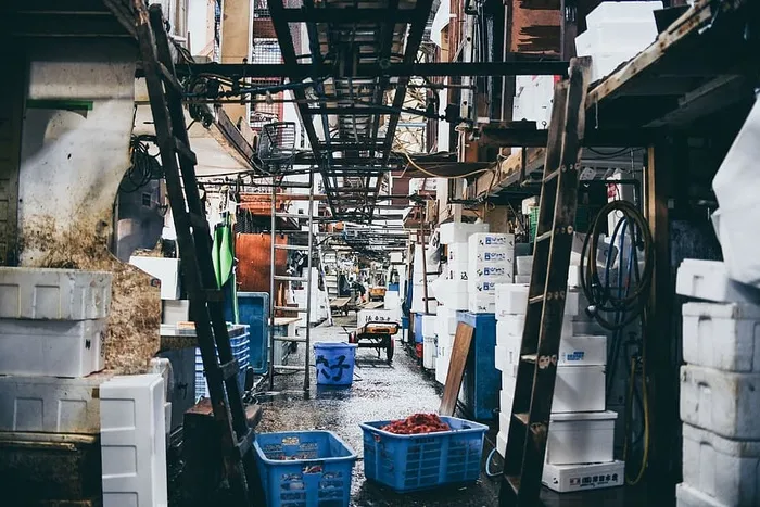 地板、建筑物、工厂、制造业、仓库、装配线、车间、城市中的板条箱