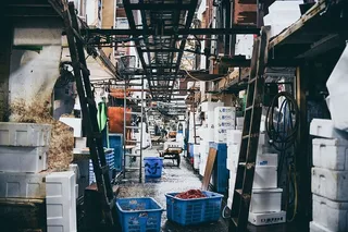 地板、建筑物、工厂、制造业、仓库、装配线、车间、城市中的板条箱