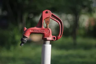 喷泉，花园水龙头，水龙头，设备，红色，聚焦前景，金属，白天