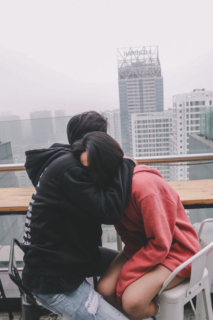 坐在椅子上拥抱男人的女人