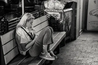 坐在长凳上的女人