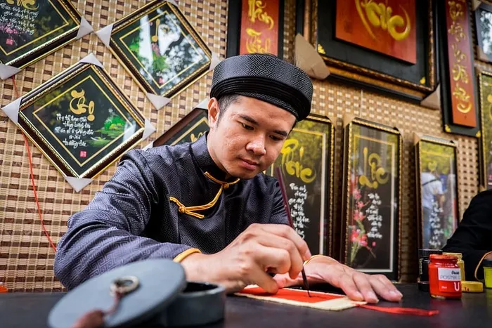 男人喜欢在纸上写字