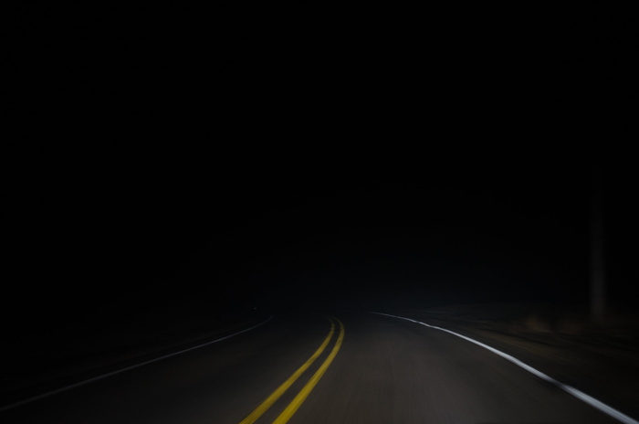 灰色沥青路、黑暗、夜晚、道路、街道、沥青、旅行、灯光