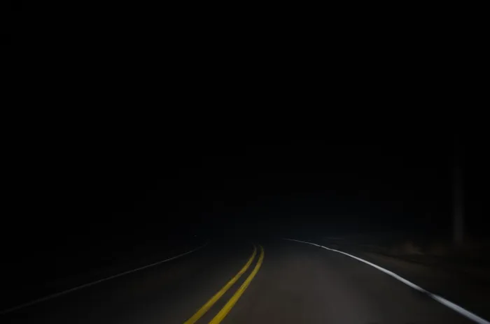 灰色沥青路、黑暗、夜晚、道路、街道、沥青、旅行、灯光