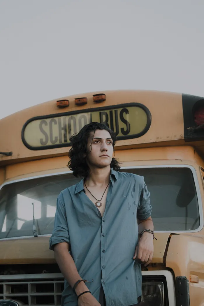 站在校车前的男子