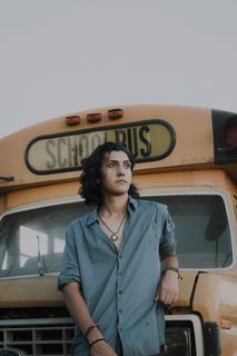 站在校车前的男子